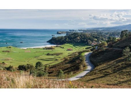 Poo, Senda Costera y Centro de Artesania