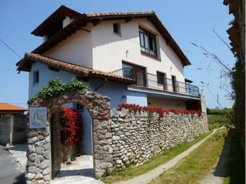 Apartamentos Rurales La Playina